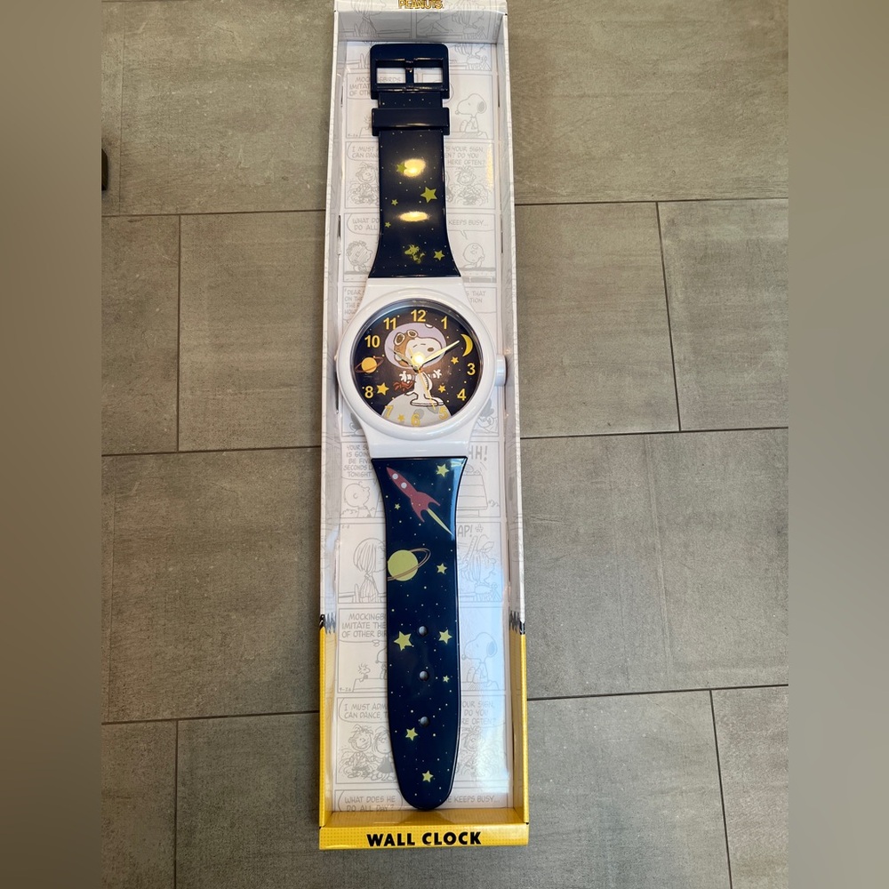 NWT Peanuts/Snoopy GIANT Wall Clock: a 3 foot tall watch! Fun decor, functional